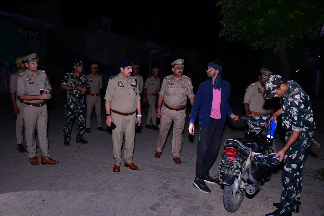 एसएसपी श्री बृजेश कुमार श्रीवास्तव ने रात्रि में फ्रेंड्स कॉलोनी एवं इकदिल क्षेत्र में पहुंचकर पुलिस पिकेट और गश्त व्यवस्था का औचक निरीक्षण किया