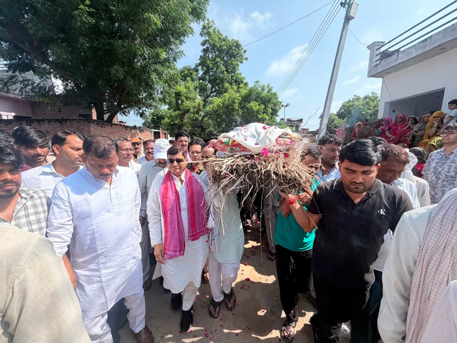 पूर्व मंत्री विश्राम सिंह यादव की अंतिम यात्रा में उमड़ा जनसैलाब श्री शिवपाल सिंह यादव और प्रो. श्री रामगोपाल यादव ने दी श्रद्धांजलि