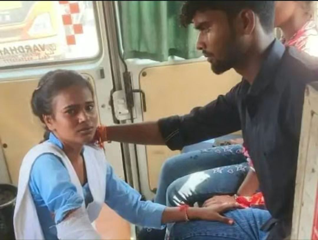 जसवन्तनगर के मलाजनी में हादसा ट्रक की टक्कर से साइकिल सवार छात्रा अनुप्रिया घायल सैफई रेफर