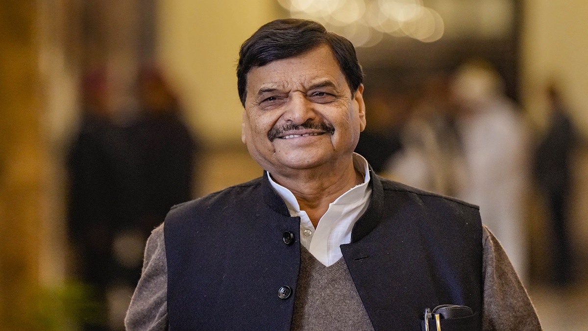 शिवपाल ने अपनी इच्छा से अखिलेश को सौंपी लोहिया ट्रस्ट की कमान बोले सभी गिला-शिकवा भुलाकर 2027 में अखिलेश को फिर बनाएंगे मुख्यमंत्री