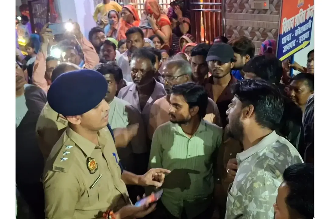 युवक की मौत पर परिजनों का हंगामा शव लेकर इटावा कोतवाली पहुंचे हत्या का आरोप लगाकर किया प्रदर्शन