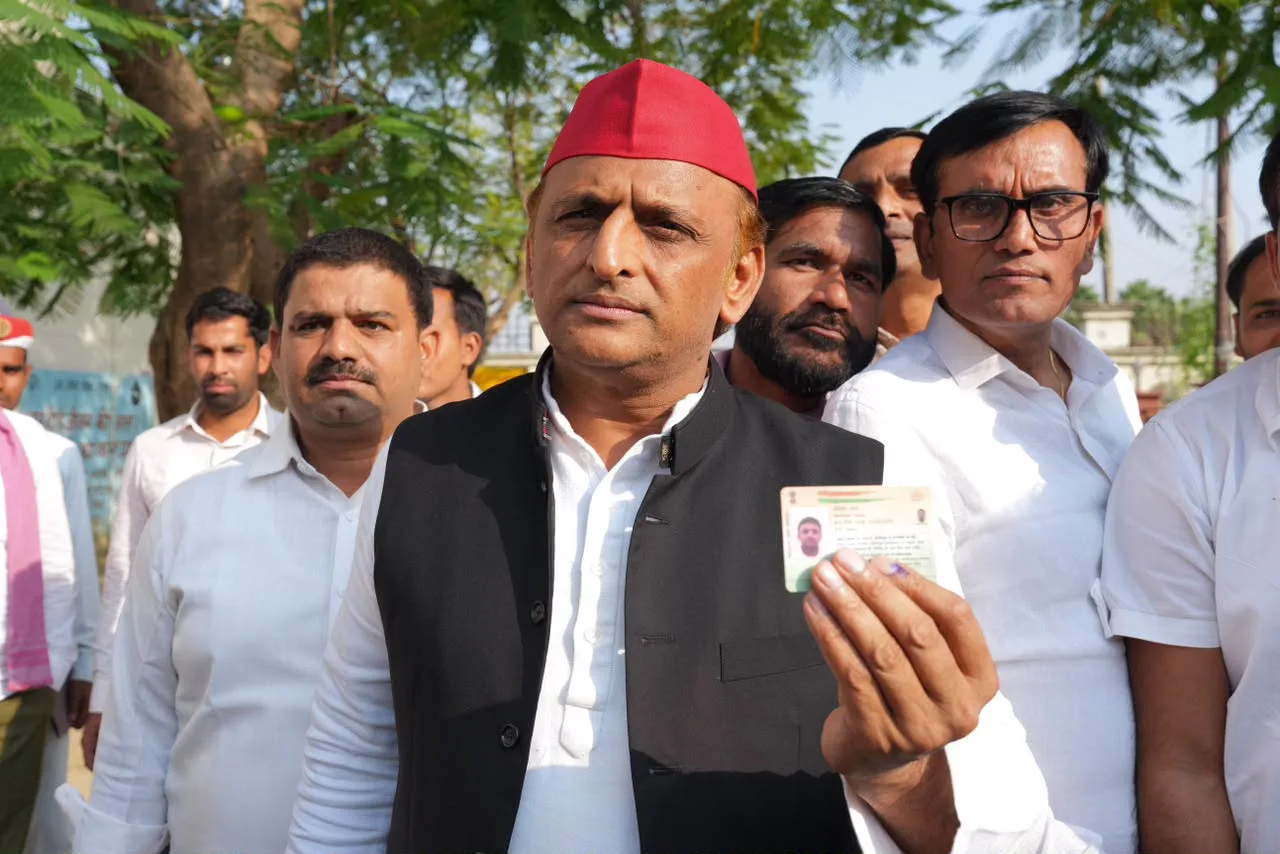 सैफई में मतदान के बाद अखिलेश यादव का भाजपा पर तंज, बोले— ‘वोट चोरी की यूनिवर्सिटी खोलनी चाहिए’