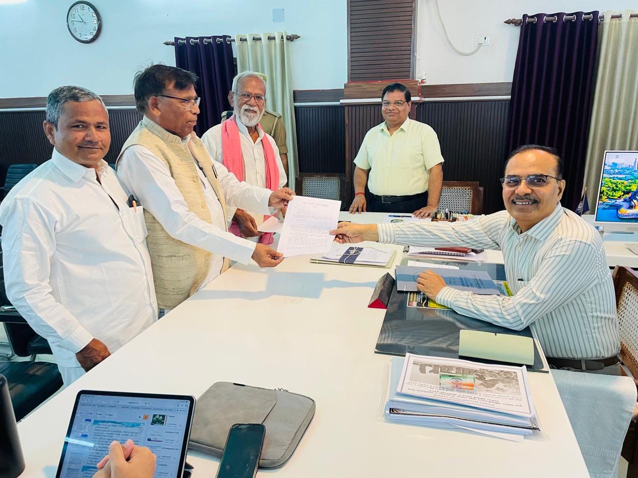 इटावा में संयुक्त किसान मोर्चा ने एसआईआर के विरोध में राष्ट्रपति को भेजा ज्ञापन, डीएम शुभ्रान्त कुमार शुक्ल के माध्यम से प्रेषित कर चुनाव सुधार और वोट के अधिकार की उठाई मांग
