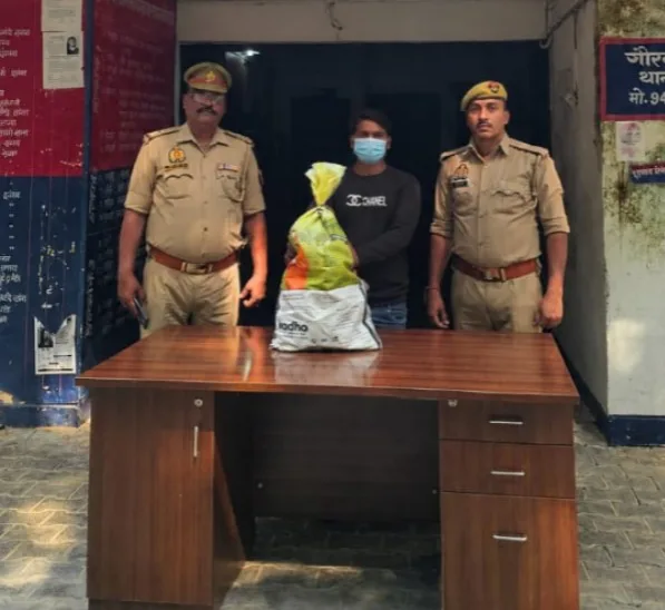 इटावा में 40 क्वार्टर अवैध देशी शराब के साथ युवक गिरफ्तार लवेदी पुलिस ने दबोचा